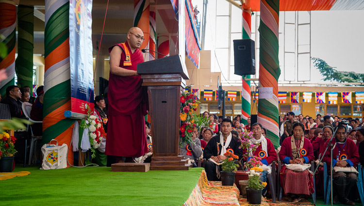 ツクラカンの中庭で行われたインド感謝祭で、亡命チベット代表者議会を代表してスピーチをするケンポ・ソナム・テンペル師。2018年3月31日、インド、ヒマーチャル・プラデーシュ州ダラムサラ（撮影：テンジン・チュンジョル / 法王庁）