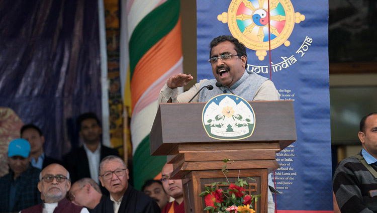 ツクラカンで行われたインド感謝祭でスピーチをする来賓のラム・マダーブ氏。2018年3月31日、インド、ヒマーチャル・プラデーシュ州ダラムサラ（撮影：テンジン・チュンジョル / 法王庁）