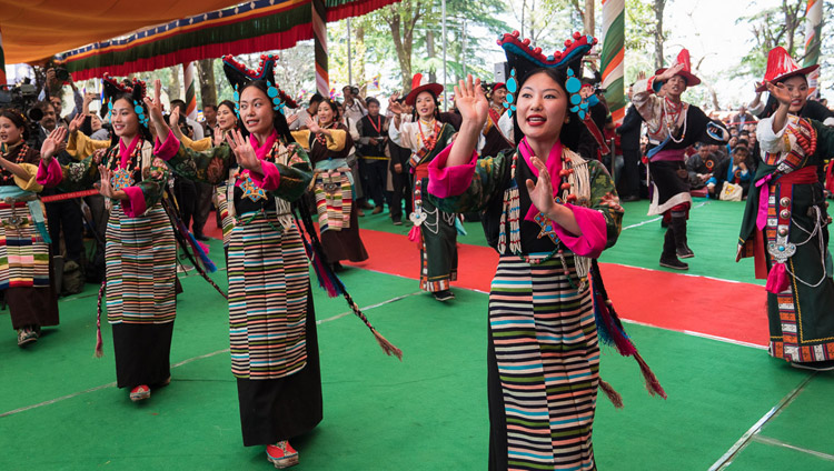 インド感謝祭の閉会に際して、チベットの伝統的な歌と踊りを披露するチベット舞台芸術団のアーティストたち。2018年3月31日、インド、ヒマーチャル・プラデーシュ州ダラムサラ（撮影：テンジン・チュンジョル / 法王庁）