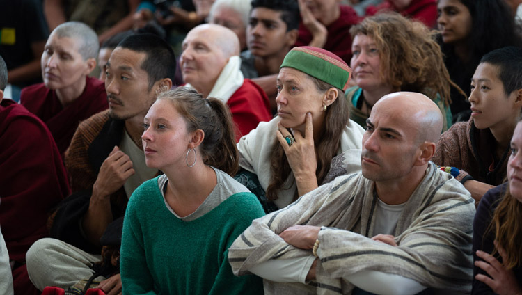 ツクラカンの中庭で行われた外国人旅行者とインド人訪問者のための講演会で、法王のお話に聞き入る聴衆。 2018年4月16日、インド、ヒマーチャル・プラデーシュ州ダラムサラ（撮影：テンジン・チュンジョル/ 法王庁）