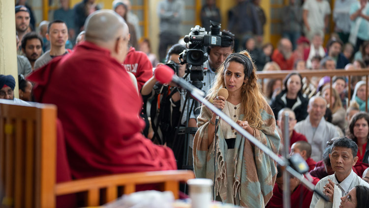 ダライ・ラマ法王の講演会で、法王に質問をする聴衆のひとり。2018年4月16日、インド、ヒマーチャル・プラデーシュ州ダラムサラ（撮影：テンジン・チュンジョル/ 法王庁）