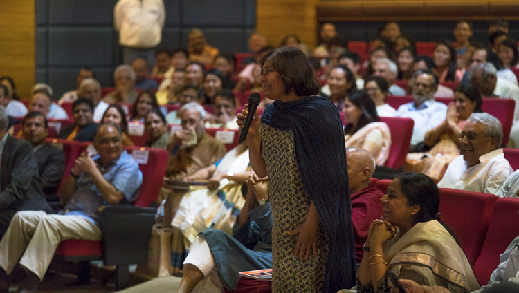 図書館のオーディトリウムで開催された講演会で、ダライ・ラマ法王に質問をする聴衆。2018年4月22日、インド、ニューデリー（撮影：テンジン・チュンジョル / 法王庁）