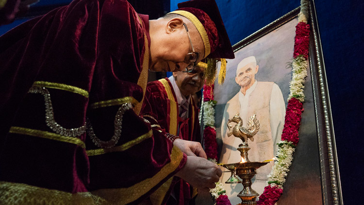 ラール・バハドゥル・シャストリ経営研究所の卒業式で、ラール・バハドゥル・シャストリ氏の肖像画に燈明を灯し献花されるダライ・ラマ法王。2018年4月23日、インド、ニューデリー（撮影：テンジン・チュンジョル / 法王庁）