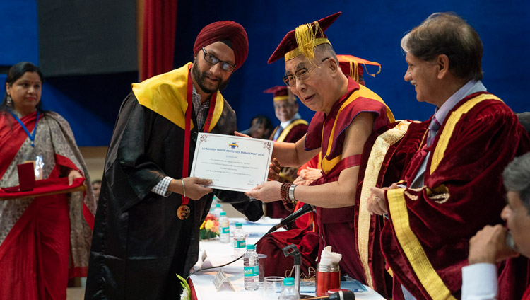 ラール・バハドゥル・シャストリ経営研究所の卒業式で、賞と卒業証書を授与されるダライ・ラマ法王。2018年4月23日、インド、ニューデリー（撮影：テンジン・チュンジョル / 法王庁）