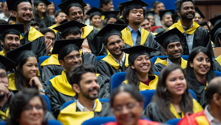 ラール・バハドゥル・シャストリ経営研究所の卒業式でスピーチをされるダライ・ラマ法王に聞き入る卒業生たち。2018年4月23日、インド、ニューデリー（撮影：テンジン・チュンジョル / 法王庁）