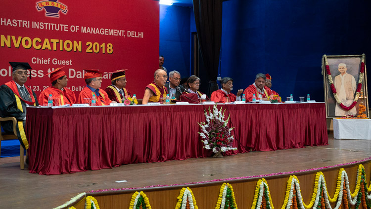 ラール・バハドゥル・シャストリ経営研究所の卒業式でスピーチをされるダライ・ラマ法王。2018年4月23日、インド、ニューデリー（撮影：テンジン・チュンジョル / 法王庁）