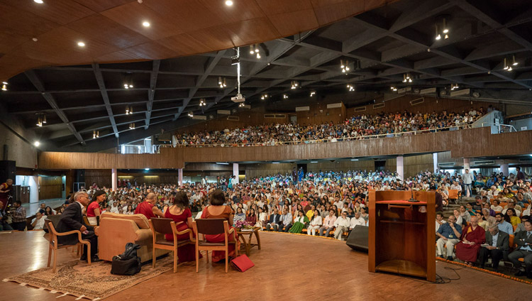 インド工科大学講堂の壇上で、「幸福でストレスフリーな生きかた」について講演をされるダライ・ラマ法王と会場の情景。2018年4月24日、インド、ニューデリー（撮影：テンジン・チュンジョル / 法王庁）