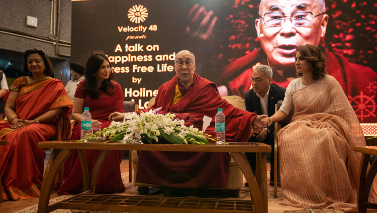 インド工科大学の講堂で、「幸福でストレスフリーな生きかた」についてお話をされるダライ・ラマ法王。2018年4月24日、インド、ニューデリー（撮影：テンジン・チュンジョル / 法王庁）