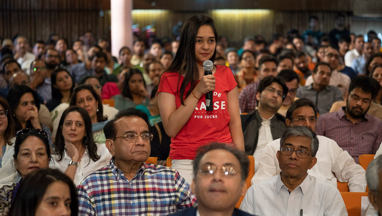 ダライ・ラマ法王の講演会の中で、法王に質問をする聴衆のひとり。2018年4月24日、インド、ニューデリー（撮影：テンジン・チュンジョル / 法王庁）