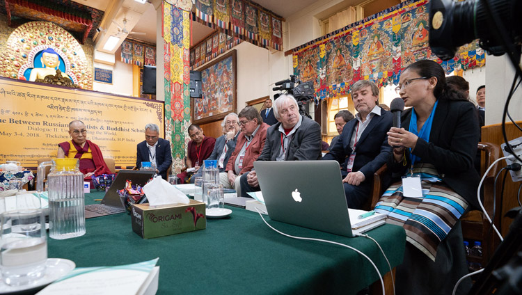 ロシア人科学者と仏教学者との対話で、チベット医学の伝統における世界観について発表するチベット医学暦法研究所のナムドル・ラモ博士。2018年5月4日、インド、ヒマーチャル・プラデーシュ州ダラムサラ（撮影：テンジン・チュンジョル / 法王庁）