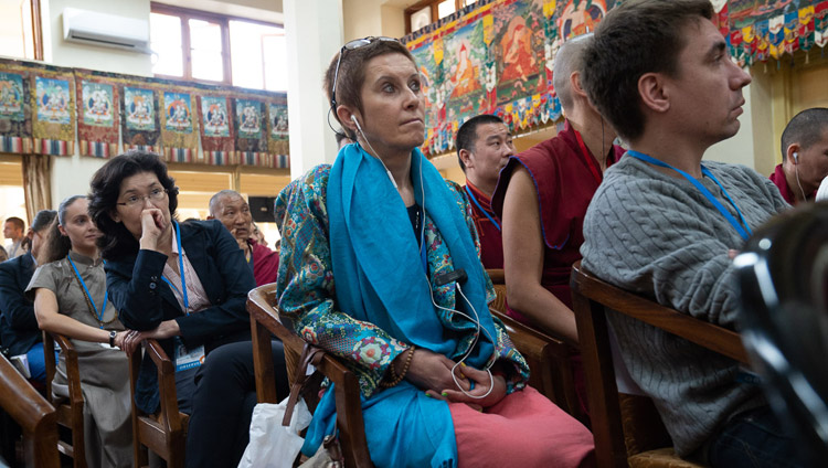 ロシア人科学者と仏教学者との対話の2日目、ナムドル・ラモ博士の発表を聞く参加者たち。2018年5月4日、インド、ヒマーチャル・プラデーシュ州ダラムサラ（撮影：テンジン・チュンジョル / 法王庁）