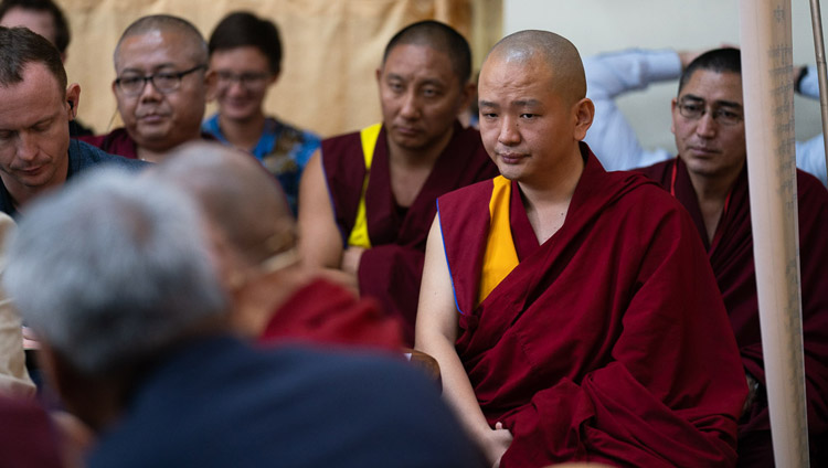 ダライ・ラマ法王のお話を聞く仏教学者たち。2018年5月4日、インド、ヒマーチャル・プラデーシュ州ダラムサラ（撮影：テンジン・チュンジョル / 法王庁）