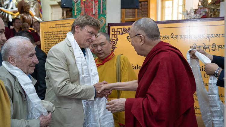 会議が終了し、カタ（伝統的なチベットの儀礼用スカーフ）を贈ってロシア人科学者たちに謝意を示されるダライ・ラマ法王。2018年5月4日、インド、ヒマーチャル・プラデーシュ州ダラムサラ（撮影：テンジン・チュンジョル / 法王庁）