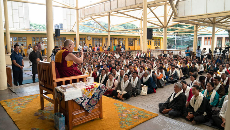 インドの各チベット人居住区、および世界各地から集まった650人以上のチベット人に向けて演説をされるダライ・ラマ法王。2018年5月30日、インド、ヒマーチャル・プラデーシュ州ダラムサラ（撮影：テンジン・チュンジョル / 法王庁）