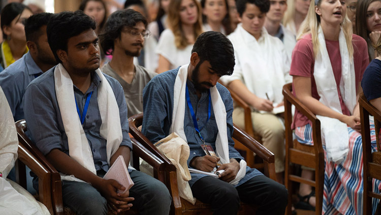 ダライ・ラマ法王のお話に耳を傾ける人々。2018年6月1日、インド、ヒマーチャル・プラデーシュ州ダラムサラ（撮影：テンジン・チュンジョル / 法王庁）