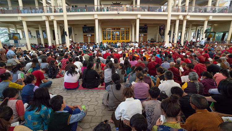 ツクラカンの中庭で、大型スクリーンに映し出されたダライ・ラマ法王のお姿に見入る9,000人を越える参加者たち。2018年6月6日、インド、ヒマーチャル・プラデーシュ州ダラムサラ（撮影：テンジン・プンツォク）