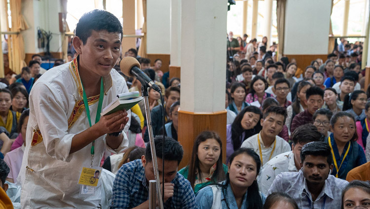 法話会の初日、休憩時間を利用して行われた質疑応答のセッションで、ダライ・ラマ法王に質問をするチベット人の若者。2018年6月6日、インド、ヒマーチャル・プラデーシュ州ダラムサラ（撮影：テンジン・プンツォク）