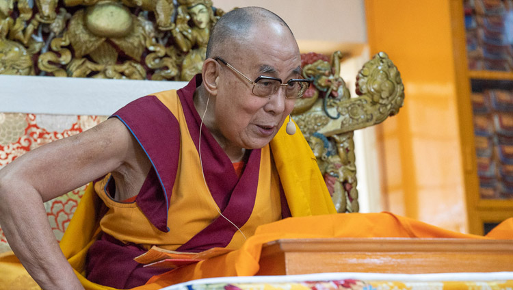 チベットの若者たちに向けた法話会の2日目、説法をされるダライ・ラマ法王。2018年6月7日、インド、ヒマーチャル・プラデーシュ州ダラムサラ（撮影：テンジン・プンツォク / 法王庁）