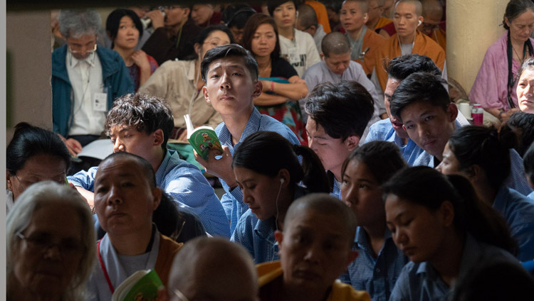 ツクラカンのベランダに座り、ダライ・ラマ法王の法話を聞くチベットの若者たち。2018年6月7日、インド、ヒマーチャル・プラデーシュ州ダラムサラ（撮影：テンジン・プンツォク / 法王庁）