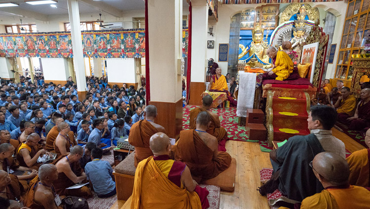チベット人の若者たちに向けた法話会の初日、説法をされるダライ・ラマ法王。2018年6月6日、インド、ヒマーチャル・プラデーシュ州ダラムサラ（撮影：テンジン・プンツォク）