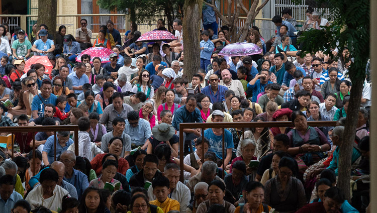 チベット人の学生たちに向けたダライ・ラマ法王の法話会に参加し、ツクラカンの中庭に座る9,000人以上の人々。 2018年6月7日、インド、ヒマーチャル・プラデーシュ州ダラムサラ（撮影：テンジン・プンツォク / 法王庁）