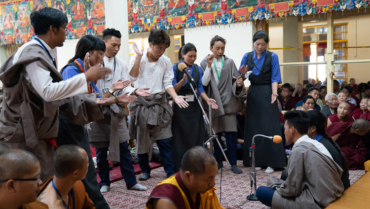 チベット人の若者たちへの法話会の3日目、ツクラカンで問答を披露するシェラブ・ギャツェル・ロブリン学校の学生たち。2018年6月8日、インド、ヒマーチャル・プラデーシュ州ダラムサラ（撮影：テンジン・チュンジョル / 法王庁）