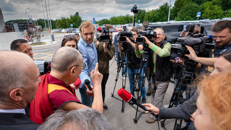 ビリニュスの空港でジャーナリストの質問に答えられるダライ・ラマ法王。2018年6月12日、リトアニア、ビリニュス（撮影：テンジン・チュンジョル / 法王庁）