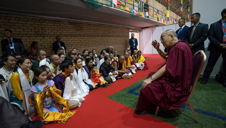 法話会2日目の終わりに、ヨーロッパ各国から集まったチベット人たちと会見され、お話をされるダライ・ラマ法王。2018年6月17日、ラトビア、リガ（撮影：テンジン・チュンジョル / 法王庁）