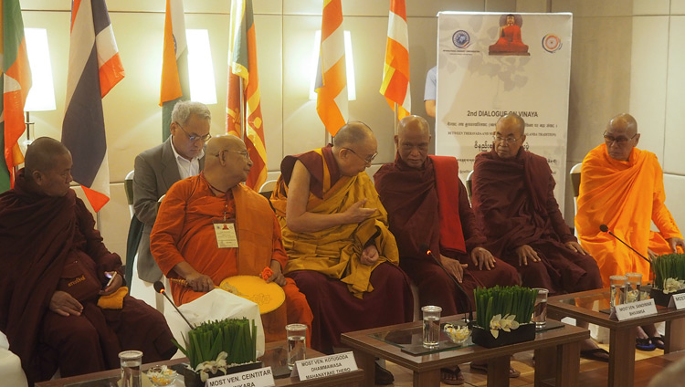戒律に関する2回目の会議に参加したミャンマーとスリランカの高僧たちとダライ・ラマ法王。2018年7月1日、インド、ニューデリー（撮影：ジェレミー・ラッセル / 法王庁）