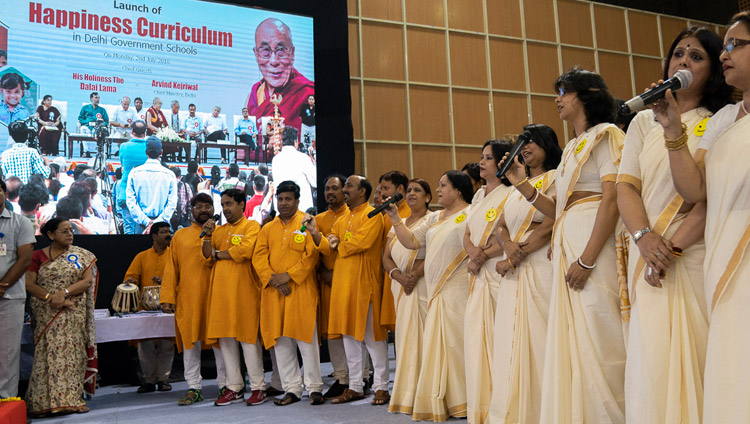 ニューデリーの公立学校で実施される幸福のための教育カリキュラム発足式典の冒頭で、教員たちによって作られたダライ・ラマ法王歓迎の歌を歌う教員たち。2018年7月2日、インド、ニューデリー（撮影：テンジン・チュンジョル / 法王庁）