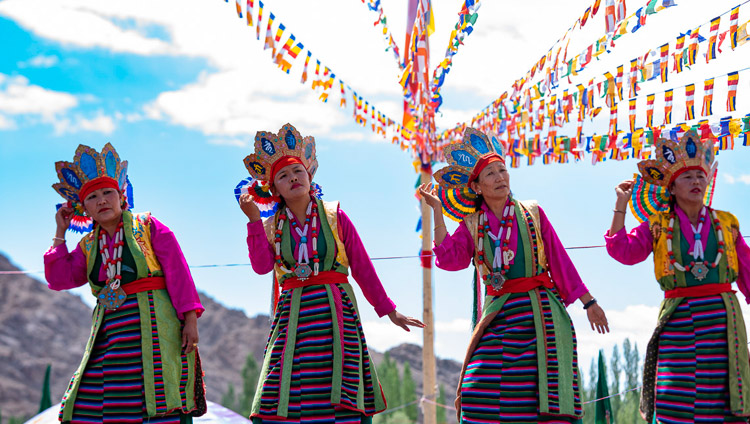 ダライ・ラマ法王83歳の祝賀式典で、伝統的チベット歌劇を披露するチベット人のアーティストたち。2018年7月6日、インド、ジャンムー・カシミール州ラダック地方レー（撮影：テンジン・チュンジョル / 法王庁）