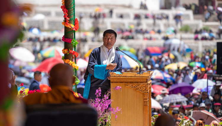 ダライ・ラマ法王83歳の祝賀式典でスピーチをする中央チベット政権のロブサン・センゲ主席大臣。2018年7月6日、インド、ジャンムー・カシミール州ラダック地方レー（撮影：テンジン・チュンジョル / 法王庁）