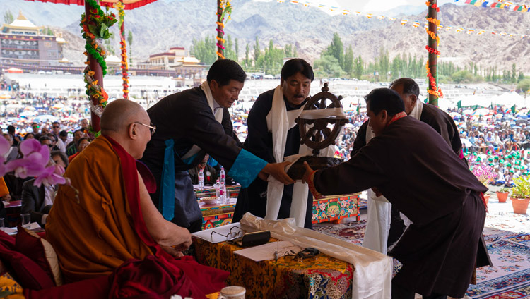 ダライ・ラマ法王83歳の祝賀式典で、法王に法輪を贈呈するレーとラダック在住のチベット人たち。2018年7月6日、インド、ジャンムー・カシミール州ラダック地方レー（撮影：テンジン・チュンジョル / 法王庁）
