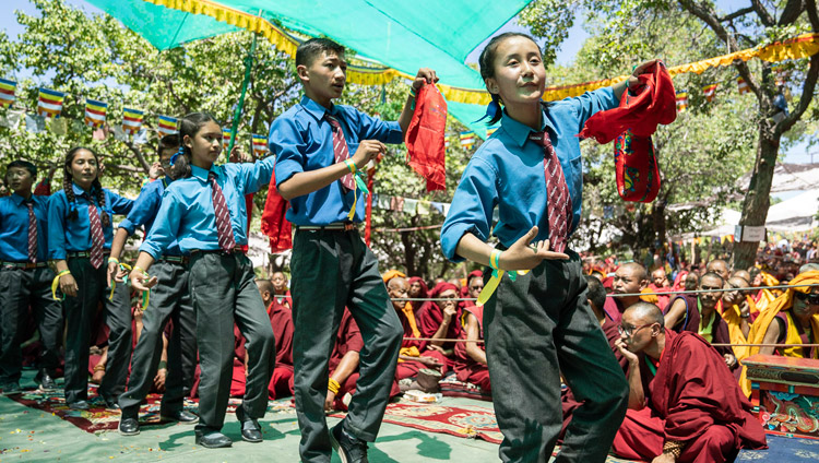 夏季高等宗教会議開会式の終わりに、歌と踊りを披露するラムドン学校の生徒たち。2018年7月15日、インド、ジャンムー・カシミール州ラダック、ヌブラ渓谷スムル（撮影：テンジン・チュンジョル / 法王庁）