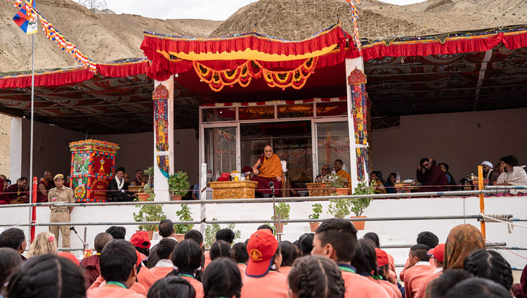 スプリング・デールズ公立学校で開催されたダライ・ラマ法王の講演会の情景。2018年7月26日、インド、ジャンムー・カシミール州ラダック地方カルギル（撮影：テンジン・チュンジョル / 法王庁）