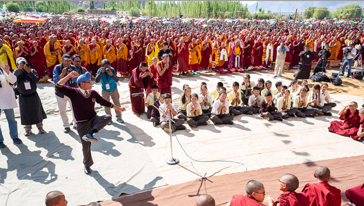 ダライ・ラマ法王が会場に到着された後、仏教哲学の問答を披露するラダック公立学校の生徒たち。2018年7月30日、インド、ジャンムー・カシミール州ラダック地方レー（撮影：テンジン・チュンジョル / 法王庁）