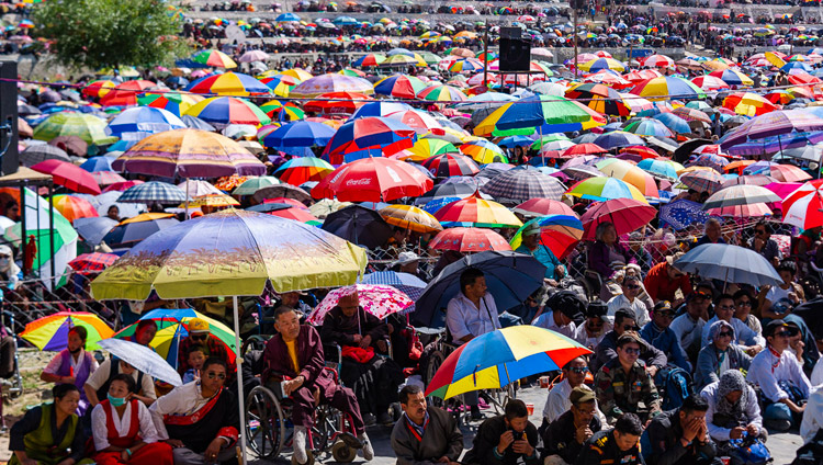 ダライ・ラマ法王による法話会最終日、3万人を超す人々が傘をさして日差しを避ける法話会場の情景。2018年7月31日、インド、ジャンムー・カシミール州ラダック地方レー（撮影：テンジン・チュンジョル / 法王庁）