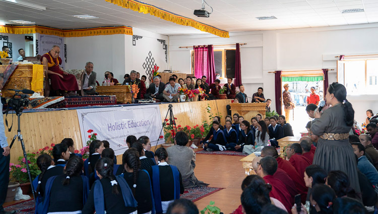 ダライ・ラマ法王に質問をする学生たち。2018年8月2日、インド、ジャンムー・カシミール州ラダック地方レー（撮影：テンジン・チュンジョル / 法王庁）