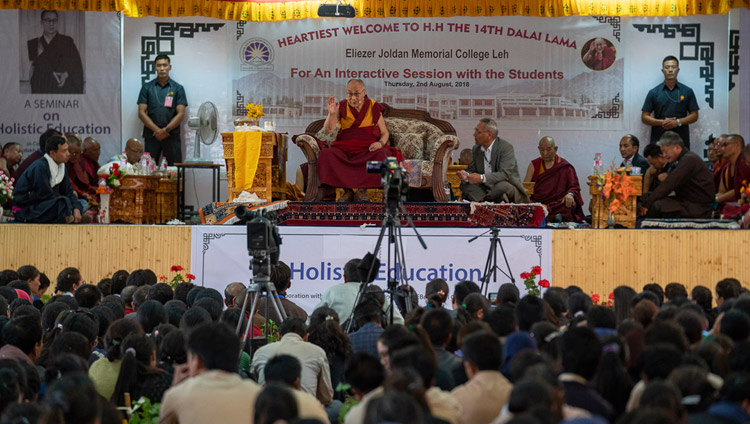 聴衆からの質問に答えられるダライ・ラマ法王と会場の情景。2018年8月2日、インド、ジャンムー・カシミール州ラダック地方レー（撮影：テンジン・チュンジョル / 法王庁）