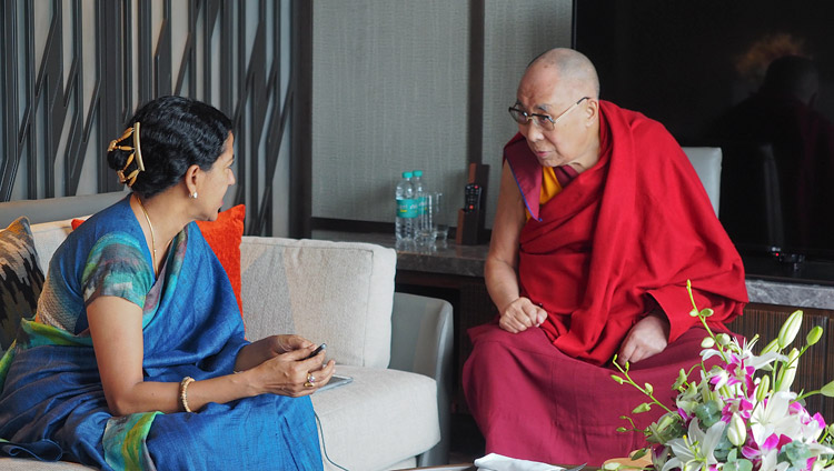 ショバ・ナラヤン氏のインタビューを受けられるダライ・ラマ法王。2018年8月10日、インド、カルナータカ州バンガロール（撮影：ジェレミー・ラッセル / 法王庁）