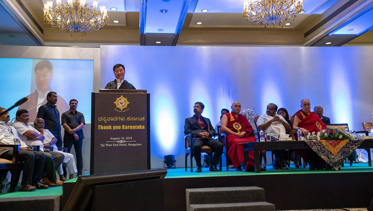 カルナータカ謝恩式典で聴衆に向けて話をする中央チベット政権のロブサン・センゲ主席大臣。2018年8月10日、インド、カルナータカ州バンガロール（撮影：テンジン・チュンジョル / 法王庁）