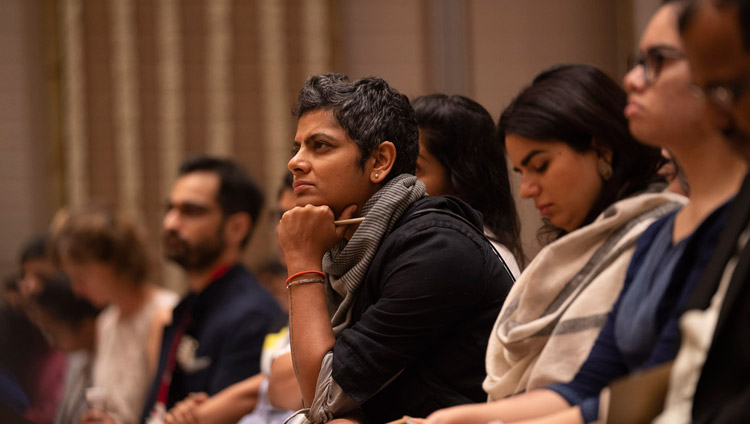 講演会でダライ・ラマ法王のお話に聴き入る若者たち。2018年8月11日、インド、カルナータカ州バンガロール（撮影：テンジン・チュンジョル / 法王庁）