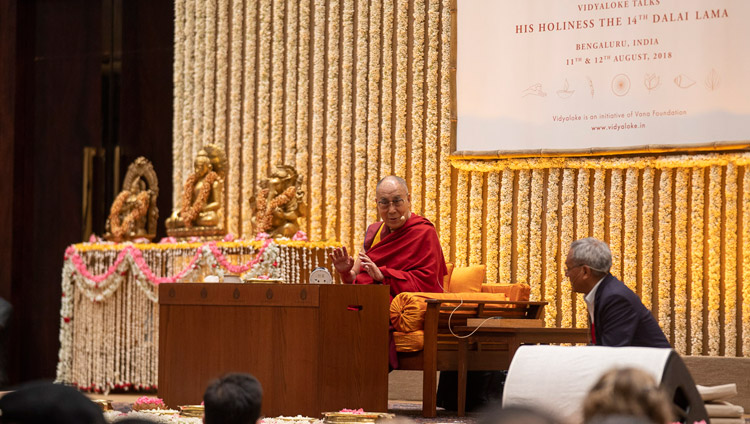 講演会の中で聴衆からの質問にお答えになるダライ・ラマ法王。2018年8月11日、インド、カルナータカ州バンガロール（撮影：テンジン・チュンジョル / 法王庁）