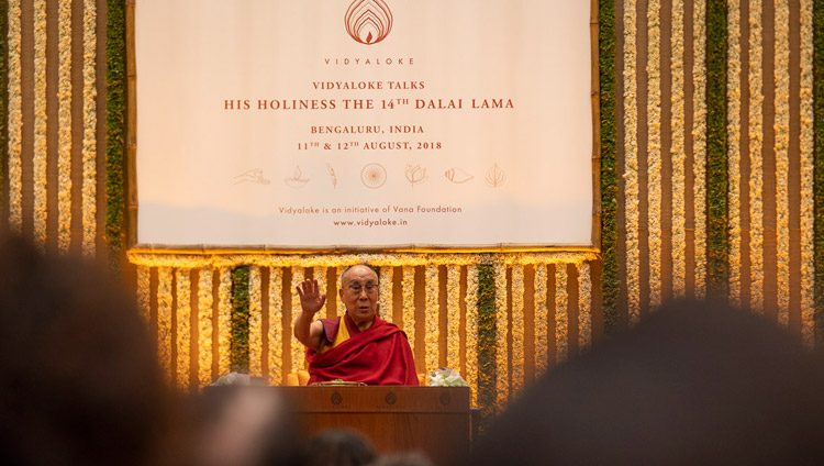 聴衆に向かってお話をされるダライ・ラマ法王。2018年8月12日、インド、カルナータカ州バンガロール（撮影：テンジン・チュンジョル / 法王庁）