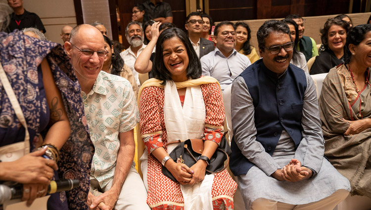 法王のコメントに笑いがこぼれる参加者たち。2018年8月12日、インド、カルナータカ州バンガロール（撮影：テンジン・チュンジョル / 法王庁）