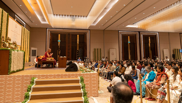 法話会場となったコンラッドホテルのステージの情景。2018年8月12日、インド、カルナータカ州バンガロール（撮影：テンジン・チュンジョル / 法王庁）