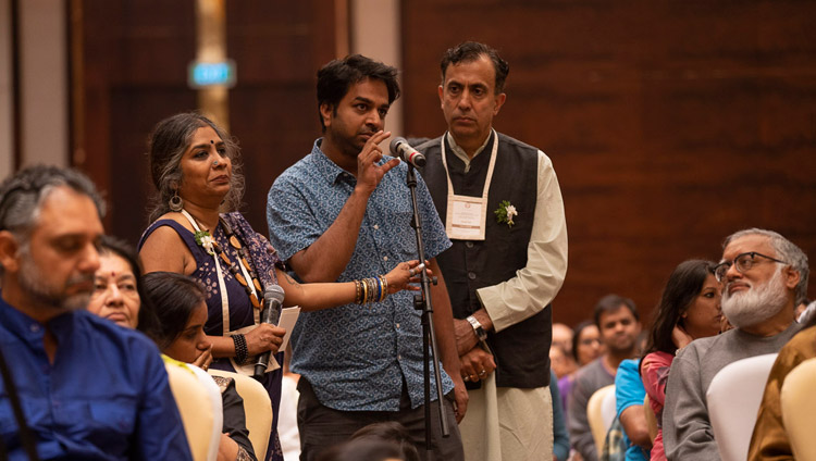 ダライ・ラマ法王に質問をする参加者。2018年8月12日、インド、カルナータカ州バンガロール（撮影：テンジン・チュンジョル / 法王庁）