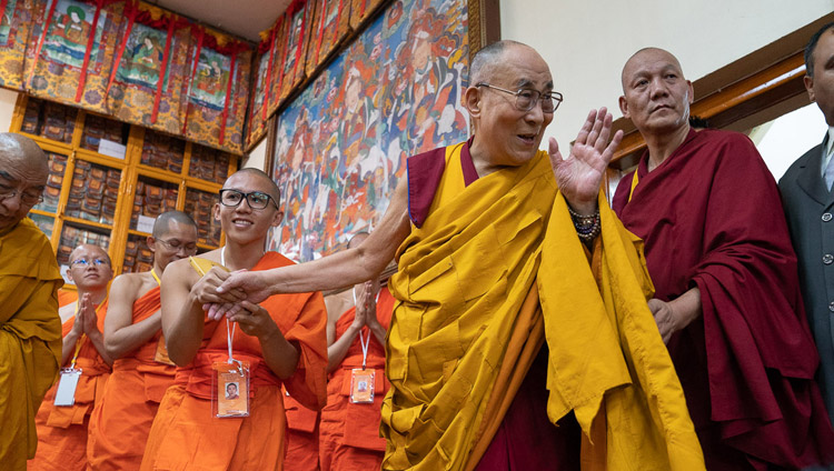 ツクラカン本堂に到着され、聴衆に手を振って挨拶をされるダライ・ラマ法王。2018年9月4日、インド、ヒマーチャル・プラデーシュ州ダラムサラ（撮影：テンジン・チュンジョル / 法王庁）