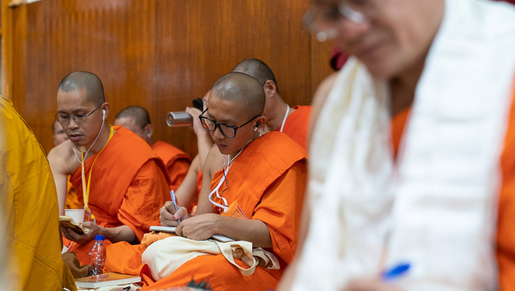 ツクラカン本堂で、法王の法話を聞きながらメモを取るタイ人の僧侶。2018年9月4日、インド、ヒマーチャル・プラデーシュ州ダラムサラ（撮影：テンジン・チュンジョル / 法王庁）