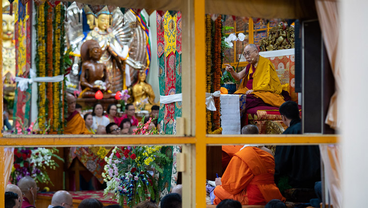 ツクラカン本堂の窓の外から見た、説法をされるダライ・ラマ法王。2018年9月4日、インド、ヒマーチャル・プラデーシュ州ダラムサラ（撮影：テンジン・チュンジョル / 法王庁）